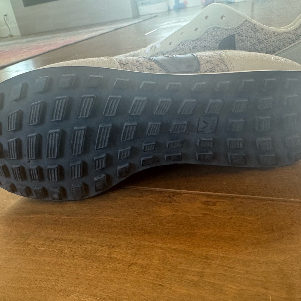 Veja Off-White Sneakers with Black Details - Picture 4 of 6